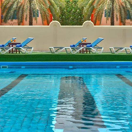 Отель Al Bustan Flats Шарджа Экстерьер фото